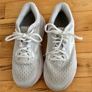 Brooks Ghost Max size 9
